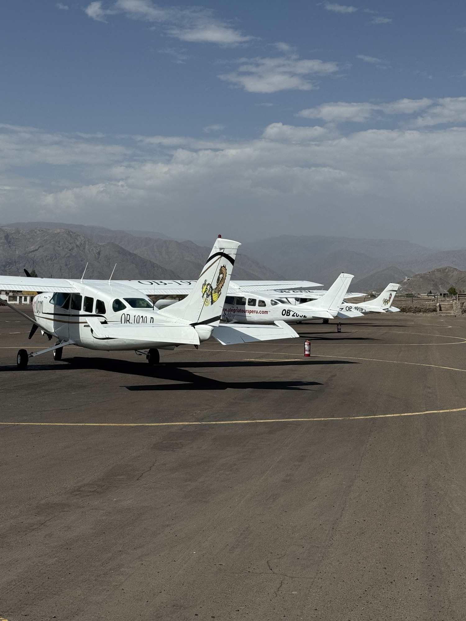 Vue aérienne des lignes de Nazca depuis un avion survolant le désert péruvien
