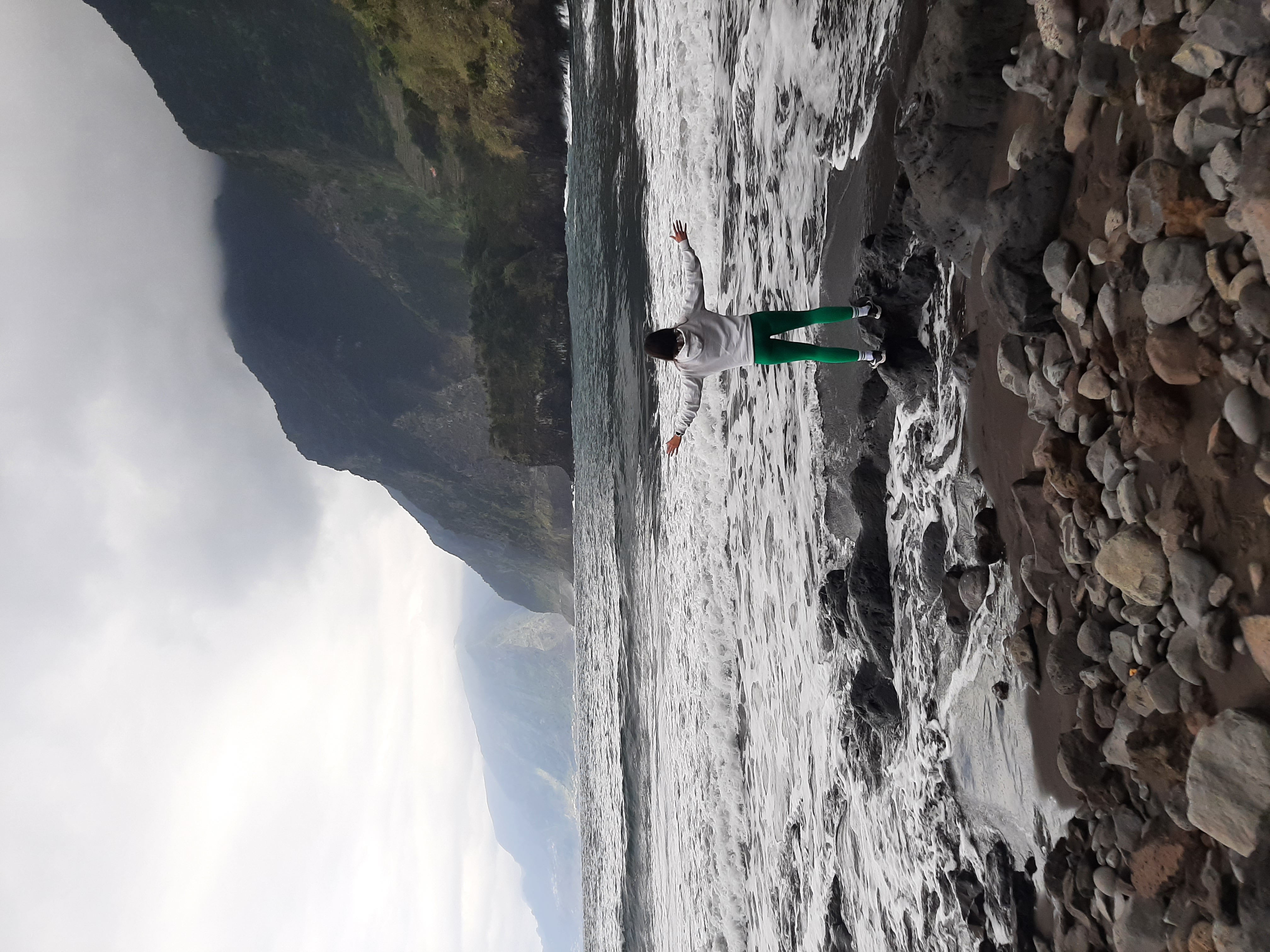 Route côtière sinueuse longeant les falaises volcaniques de Madère en mai