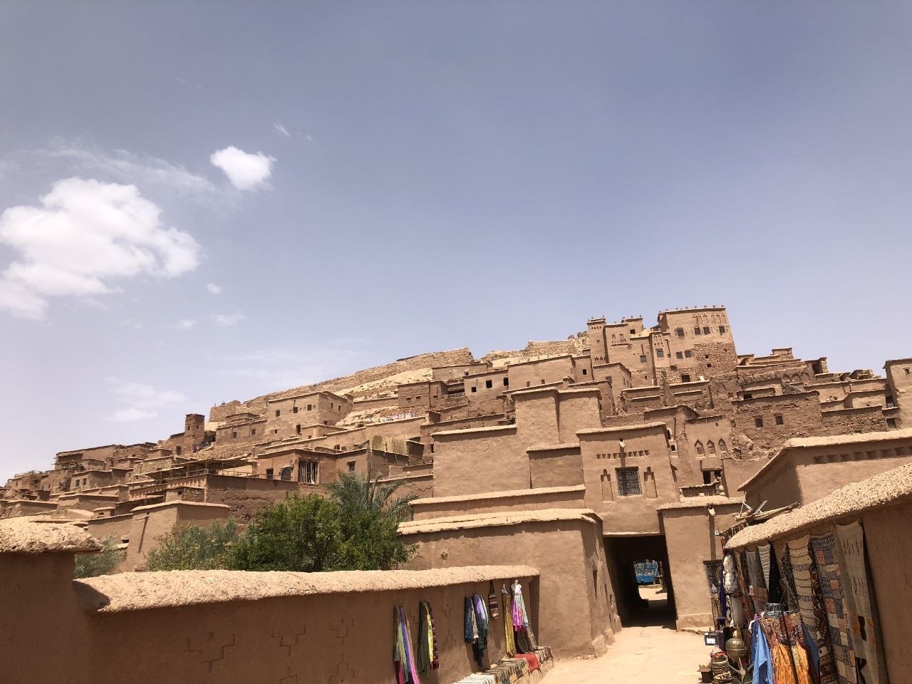 Vue sur le village d'Aït Benhaddou, ses maisons en pisé et ses ruelles typiques