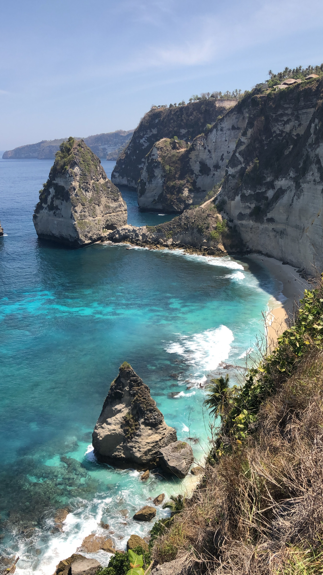 Vue panoramique sur Diamond Beach à Nusa Penida depuis le sommet des falaises